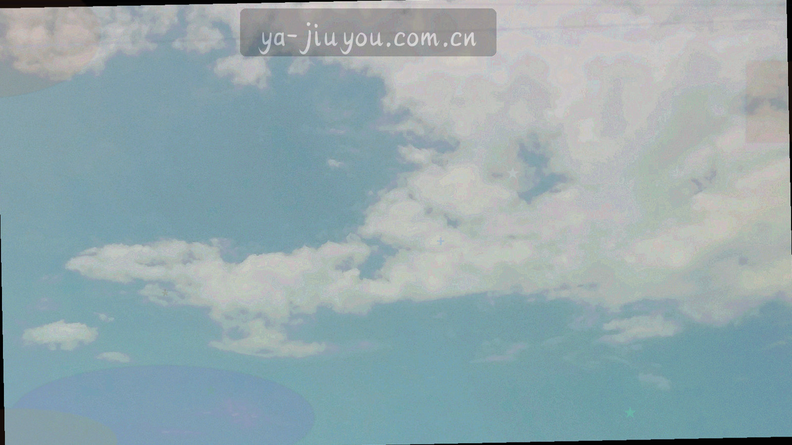 深墨绿底上荧光青数据流与球场边线交织的抽象纹理